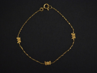Vente aux enchères Petit bracelet souple en or jaune, à décor de papillons.  Travail ital