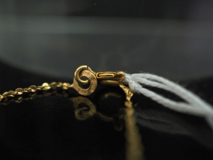 Petit bracelet souple en or jaune, à décor de papillons.  Travail ital