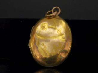 Vente aux enchères Pendentif porte-photo de forme ovale en or jaune.  2,5 x 2 cm Poids. 2