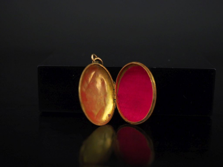 Pendentif porte-photo de forme ovale en or jaune.  2,5 x 2 cm Poids. 2