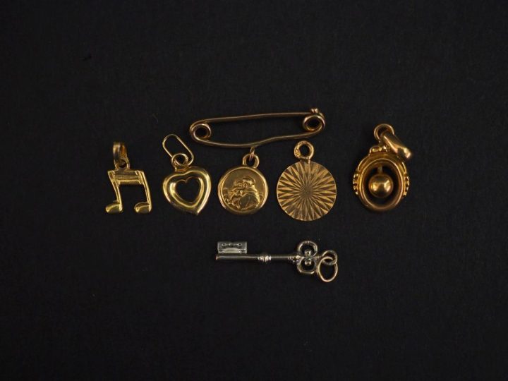 Ensemble comprenant :  - un pendentif en or jaune, à décor de rosace. 