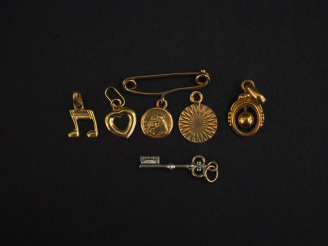 Vente aux enchères Ensemble comprenant :  - un pendentif en or jaune, à décor de rosace. 