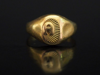 Vente aux enchères Bague de forme chevalière en or jaune, à décor de la lettre "A".  TDD.
