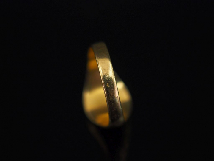 Bague de forme chevalière en or jaune, à décor de la lettre "A".  TDD.