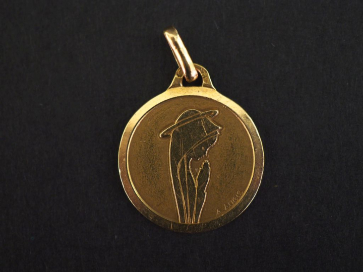 Petite médaille religieuse de style Art déco en or jaune, figurant la 