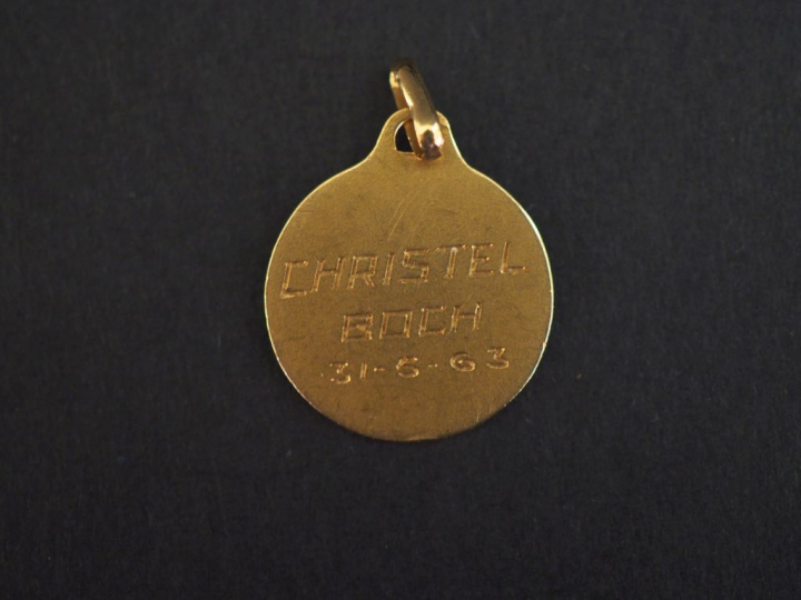 Petite médaille religieuse de style Art déco en or jaune, figurant la 