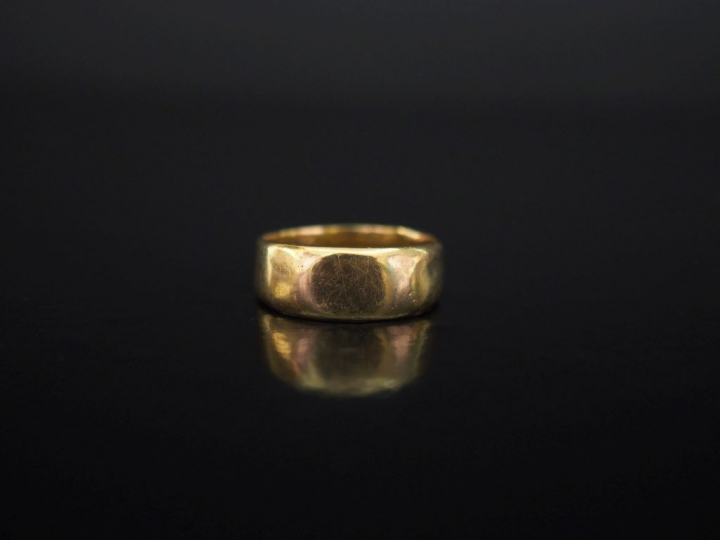 Bague jonc en or jaune. TDD. 58 Poids. 5,28 g (gravée, petits enfoncem