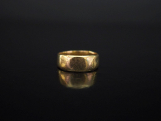 Vente aux enchères Bague jonc en or jaune. TDD. 58 Poids. 5,28 g (gravée, petits enfoncem