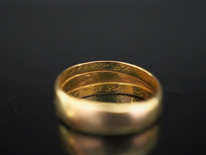 Bague jonc en or jaune. TDD. 58 Poids. 5,28 g (gravée, petits enfoncem