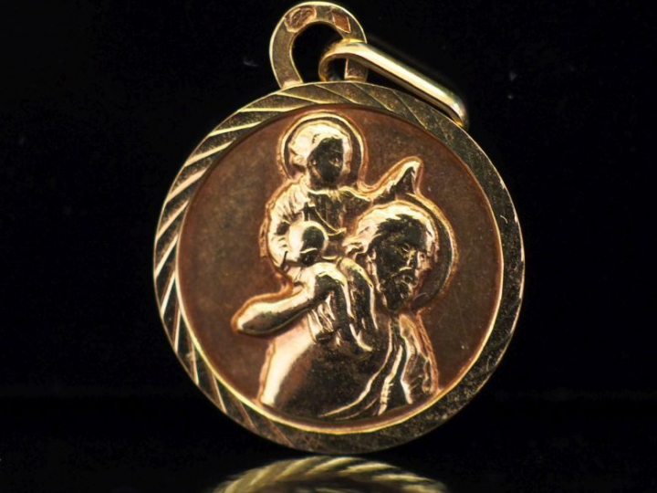 Petite médaille religieuse en or jaune figurant Saint Jean-Baptiste po