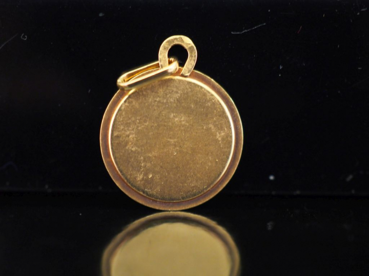 Petite médaille religieuse en or jaune figurant Saint Jean-Baptiste po