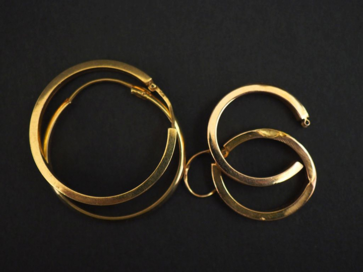 Ensemble de créoles dépareillées en or jaune.  Poids. 4,30 g (accident