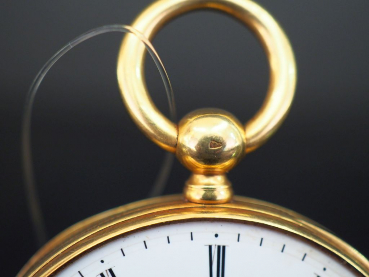 Montre de gousset en or jaune.  Cadran à chiffres romains pour les heu