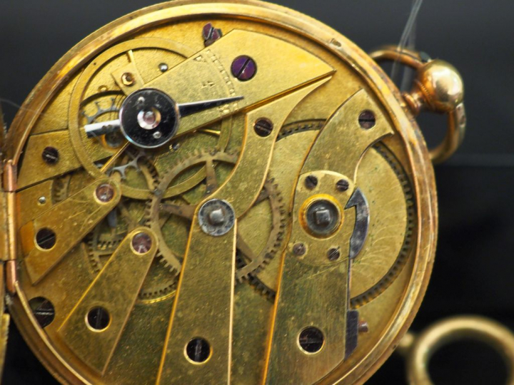 Montre de gousset en or jaune.  Cadran à chiffres romains pour les heu