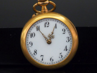 Vente aux enchères Montre de col en or jaune.  Cadran à chiffres arabes pour les heures. 