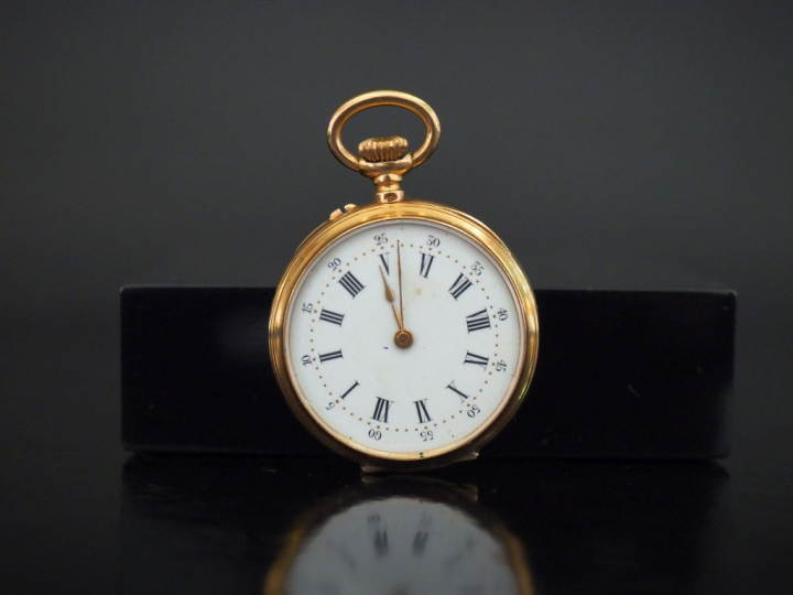 Montre de col en or jaune.  Cadran à chiffres romains pour les heures 