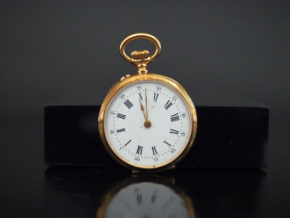 Vente aux enchères Montre de col en or jaune.  Cadran à chiffres romains pour les heures 