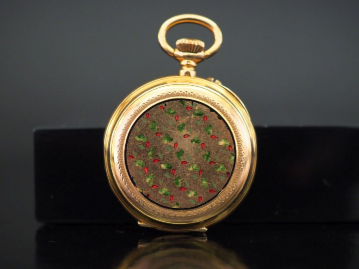 Montre de col en or jaune.  Cadran à chiffres romains pour les heures 