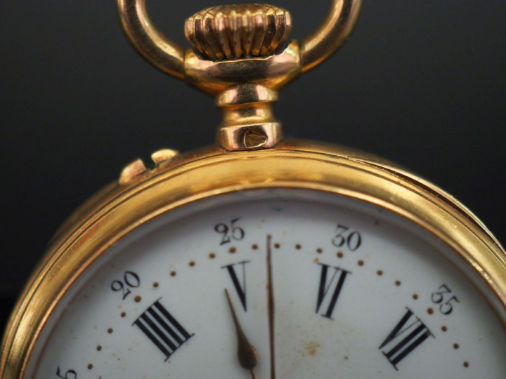 Montre de col en or jaune.  Cadran à chiffres romains pour les heures 