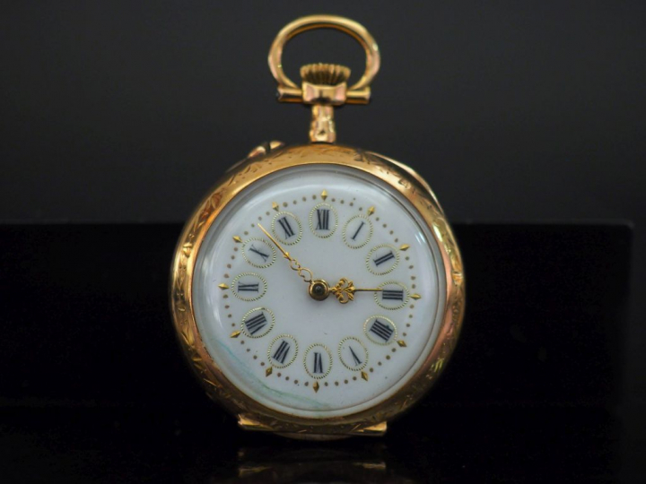 Montre de col en or jaune.  Cadran rond à chiffres romains pour les he