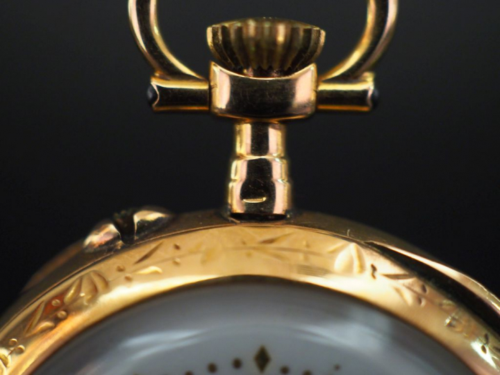 Montre de col en or jaune.  Cadran rond à chiffres romains pour les he