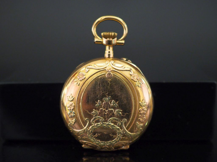 Montre de col en or jaune.  Cadran rond à chiffres romains pour les he