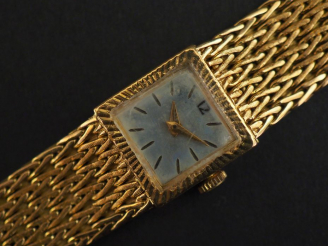 Vente aux enchères Montre bracelet, boitier et bracelet en or jaune.  Cadran carré à moti