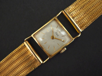 Vente aux enchères PAX Montre bracelet, boitier et bracelet or.  Cadran carré à index bât