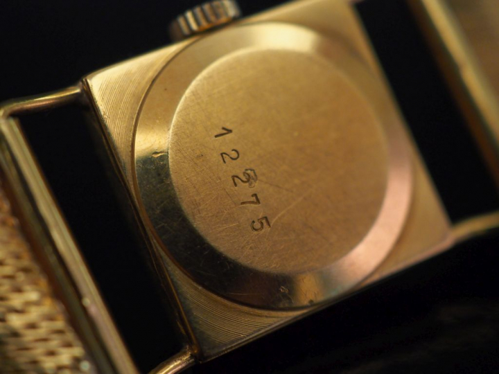 PAX Montre bracelet, boitier et bracelet or.  Cadran carré à index bât