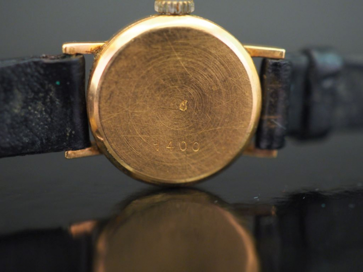 LIP, Incabloc Petite montre bracelet de dame, boitier en or jaune.  Ca