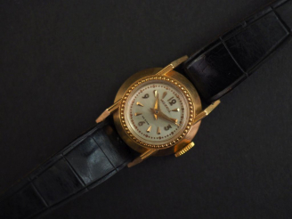 Vente aux enchères MOERIS Petite montre bracelet de dame, boitier en or jaune.  Cadron ro