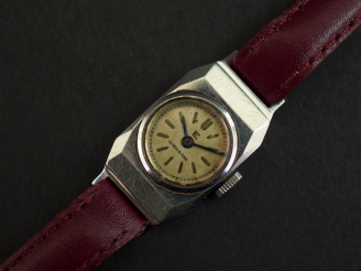 Vente aux enchères EBERHARD   Co Montre bracelet en acier.  Cadran à pans coupés et index