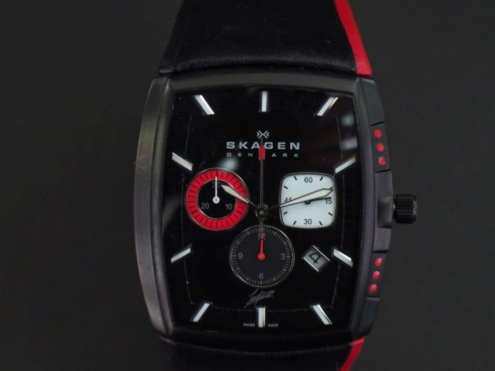 SKAGEN, Montre bracelet, boitier en acier.  Cadran rectangulaire de fo