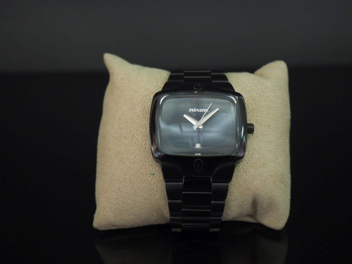 NIXON,  Montre bracelet en acier noir.  Cadran rectangulaire à fond no