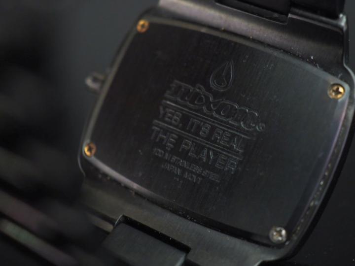 NIXON,  Montre bracelet en acier noir.  Cadran rectangulaire à fond no