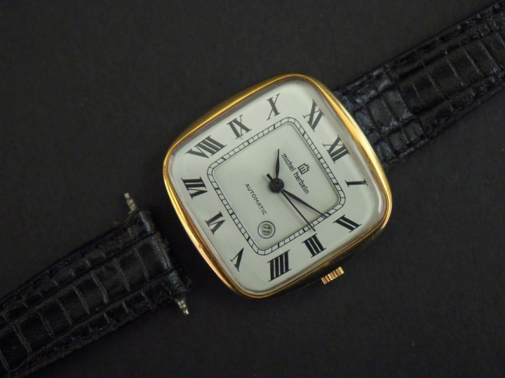 Michel HERBELIN Montre bracelet en métal doré.  Cadran à bords arrondi
