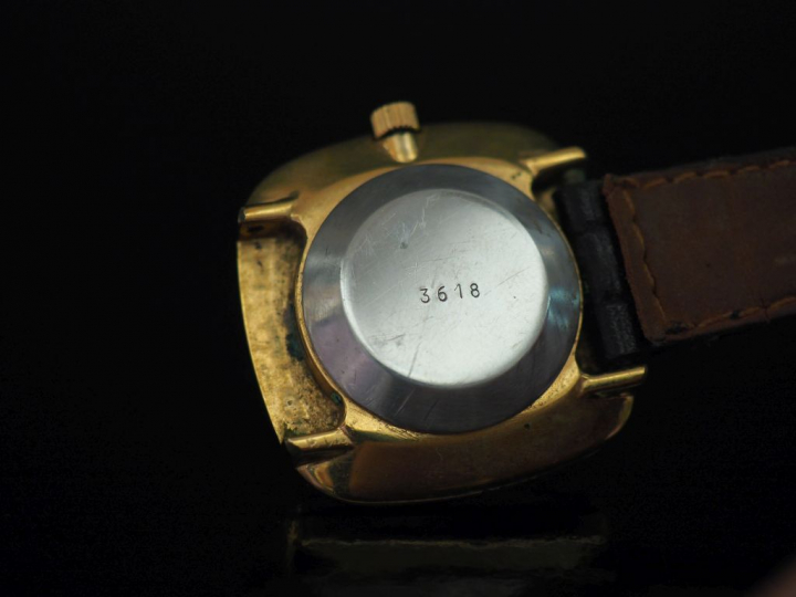 Michel HERBELIN Montre bracelet en métal doré.  Cadran à bords arrondi