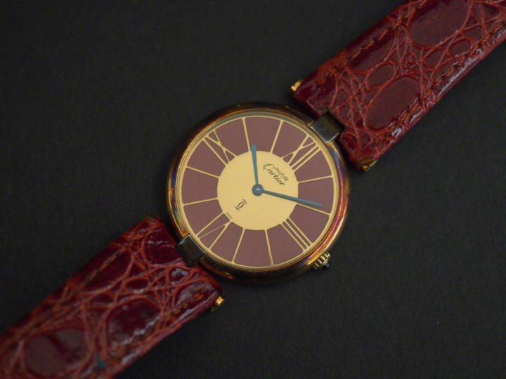 CARTIER, Must Montre bracelet de dame, boitier en argent plaqué or.  C