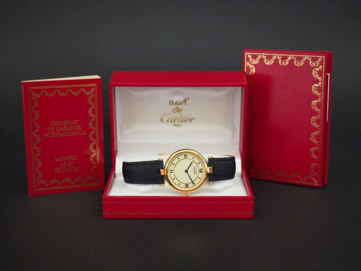 CARTIER, Must Montre bracelet en vermeil.  Cadran rond à chiffres roma