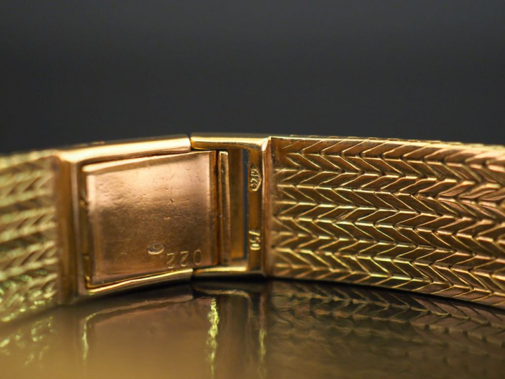 VACHERON CONSTANTIN Montre bracelet de dame, boitier et bracelet en or