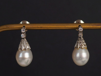 Vente aux enchères Paire de perces oreilles en or blanc, sertis de deux petits diamants d