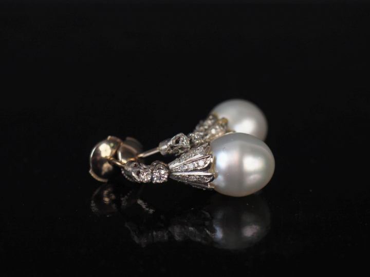 Paire de perces oreilles en or blanc, sertis de deux petits diamants d