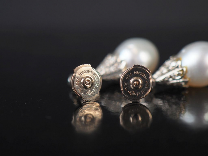 Paire de perces oreilles en or blanc, sertis de deux petits diamants d