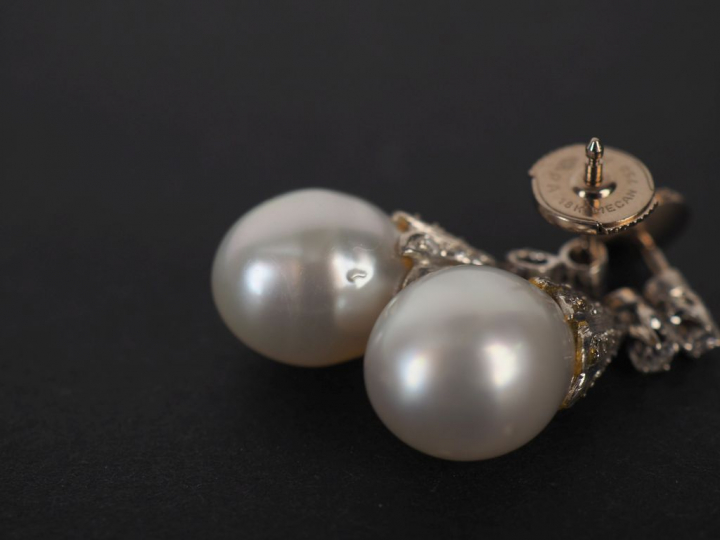 Paire de perces oreilles en or blanc, sertis de deux petits diamants d