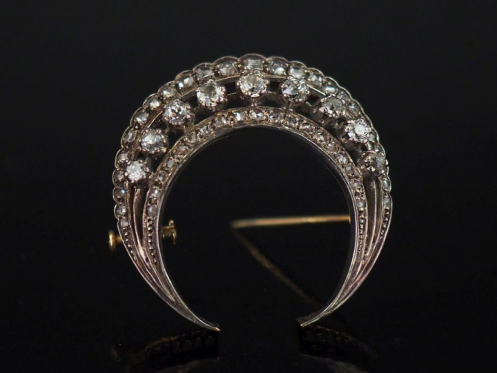 Broche Napoléon III en or jaune et argent en forme de croissant de lun