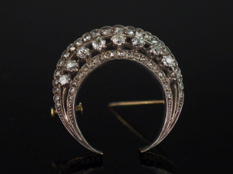 Vente aux enchères Broche Napoléon III en or jaune et argent en forme de croissant de lun