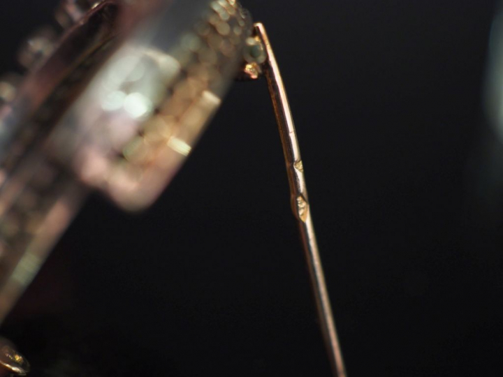 Broche Napoléon III en or jaune et argent en forme de croissant de lun