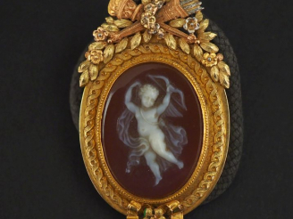 Vente aux enchères Pendentif Napoléon III de style Louis XVI en or, sertie en son centre 