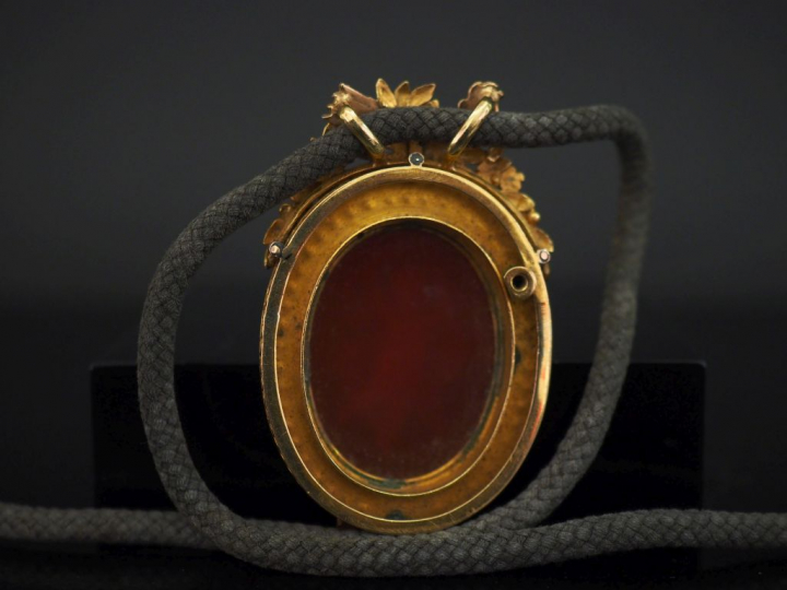 Pendentif Napoléon III de style Louis XVI en or, sertie en son centre 