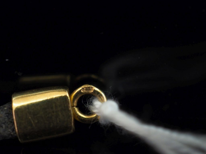 Pendentif Napoléon III de style Louis XVI en or, sertie en son centre 